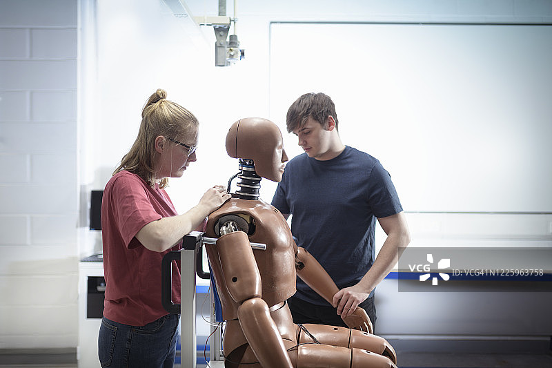 在车间里研究测试模型的两名学生图片素材