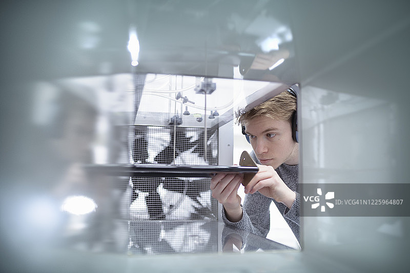 两名身穿白色实验服的男科学家在风洞中进行实验图片素材