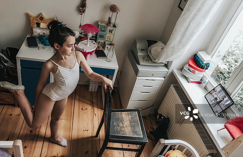 小女孩通过视频通话上芭蕾课图片素材