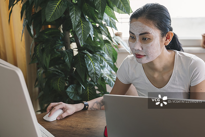 居家隔离期间使用美容面膜图片素材