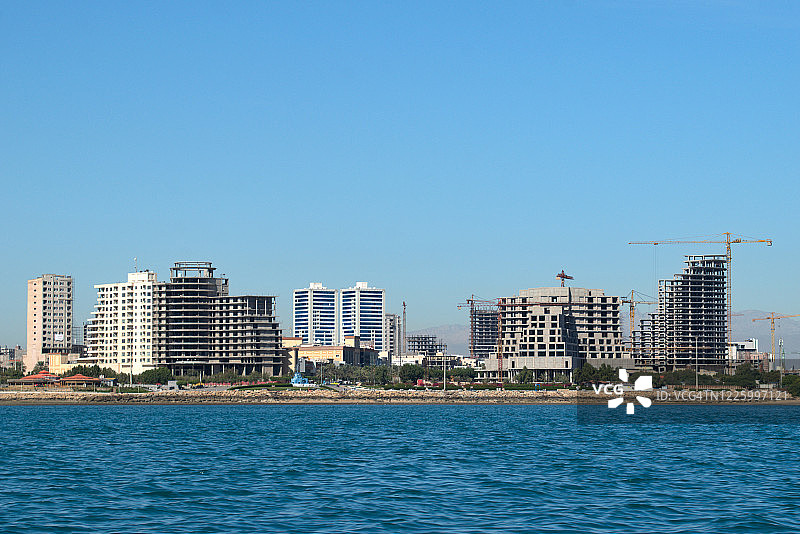 伊朗霍尔木兹海峡格什姆岛的城市发展和在建建筑图片素材