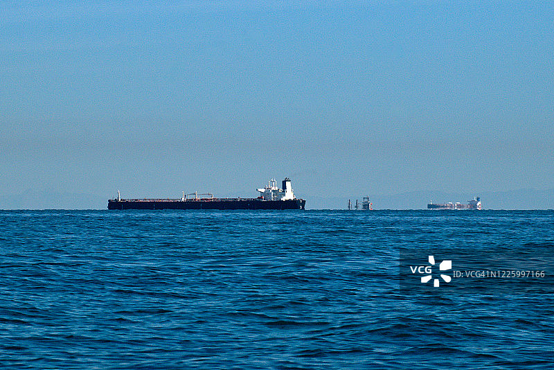霍尔木兹海峡大型货轮交通，波斯湾，伊朗图片素材