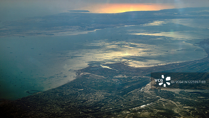 伊朗霍尔木兹海峡日落船只航拍图片素材