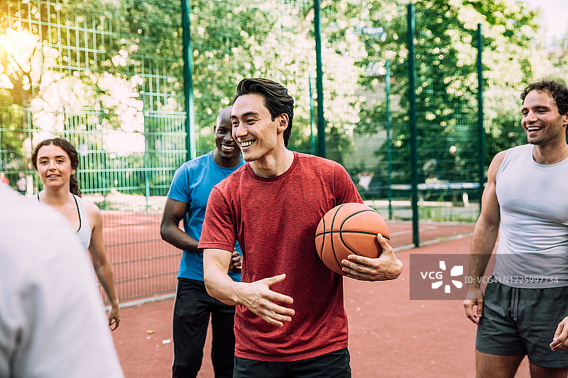 在篮球场上玩耍的运动员图片素材