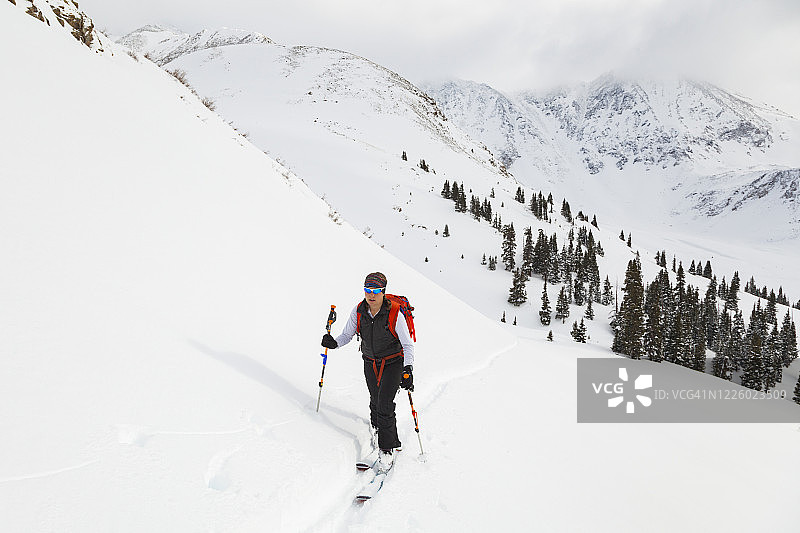在科罗拉多州五月花峡谷参加越野滑雪之旅的女人图片素材