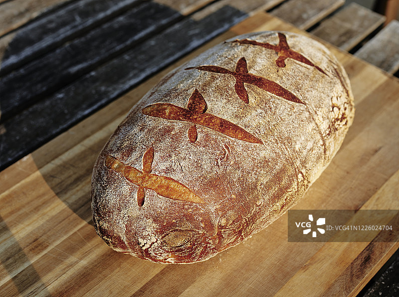 户外案板上放着新鲜出炉的酸面包图片素材