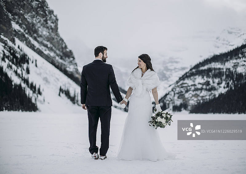 新郎新娘路易斯湖冰上婚礼图片素材