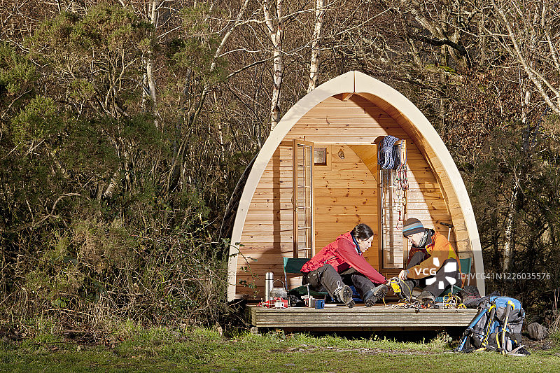 情侣在英国露营舱前准备徒步旅行图片素材