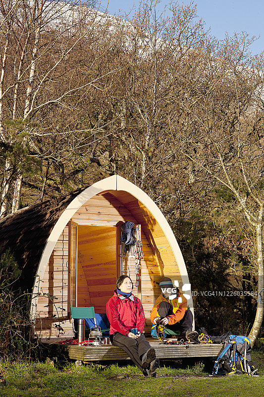 情侣在露营舱前准备徒步旅行图片素材