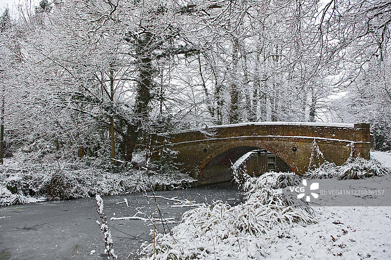 英格兰南部结冰的贝辛斯托克运河上的桥梁图片素材