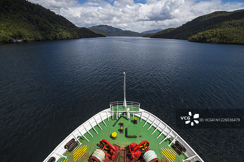 在巴塔哥尼亚狭窄峡湾中航行的客船图片素材