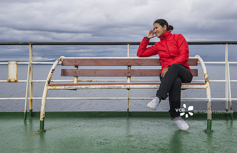 在南美洲旅行的客船上放松的女人图片素材