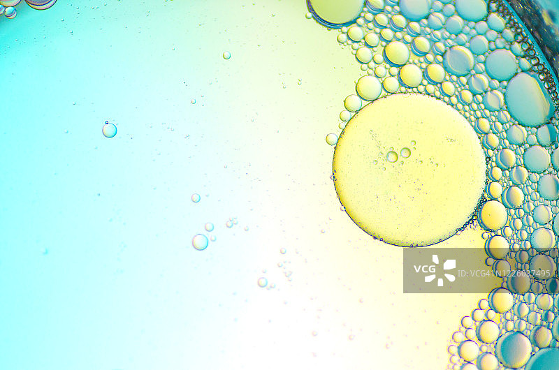 彩色背景下的水中油抽象图片素材