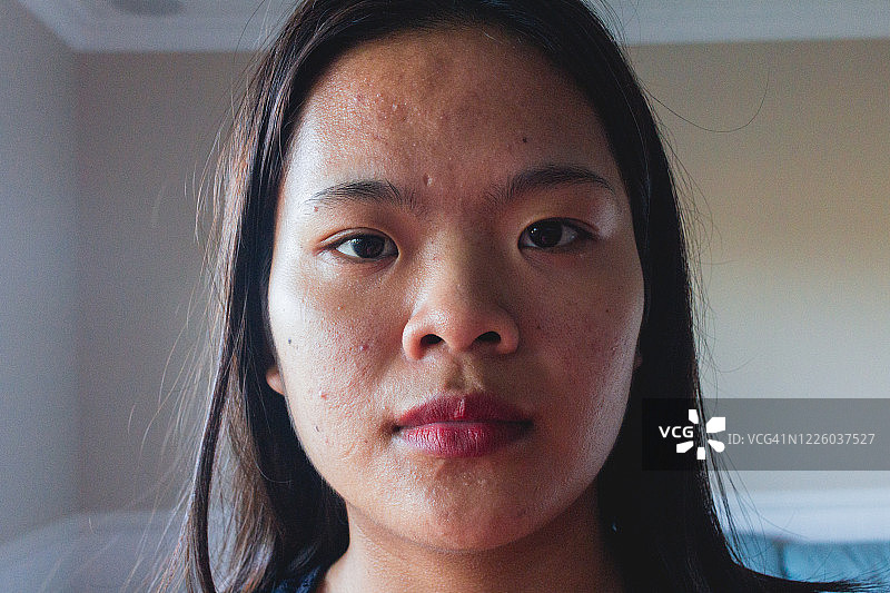 悲伤的亚洲面孔看着相机图片素材