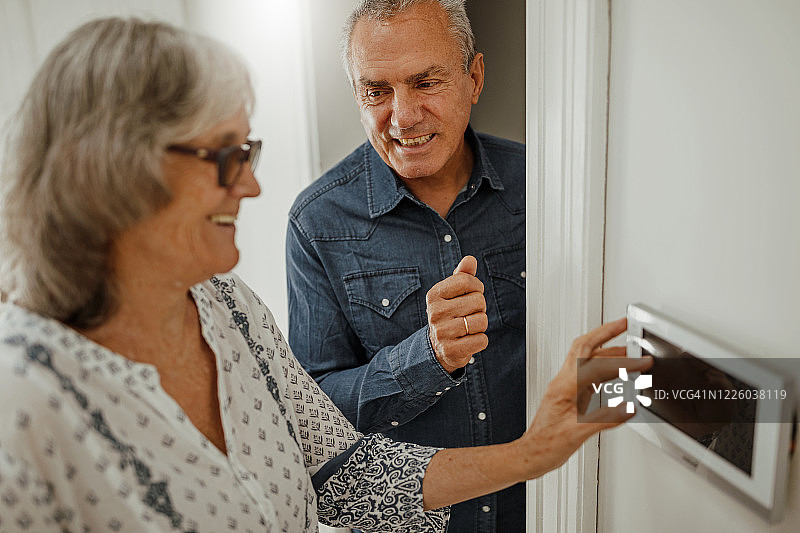 使用智能家居系统的老年妇女图片素材