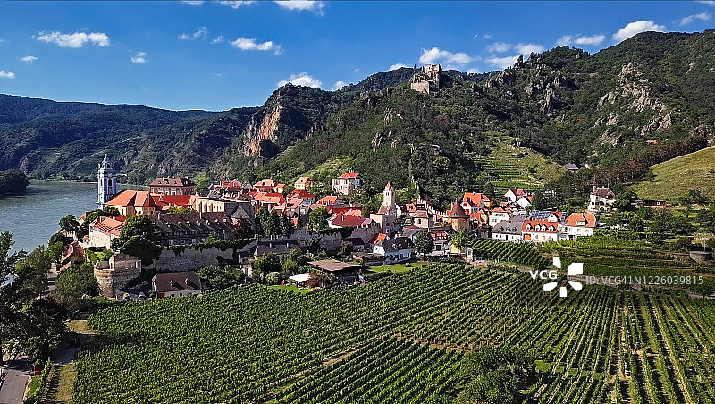 奥地利瓦豪河谷迪恩施泰因镇航拍全景图片素材