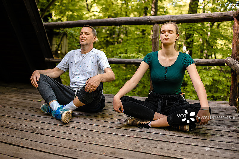 通过瑜伽和冥想达到专注的境界图片素材