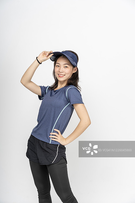 工作室拍摄的穿运动装的年轻女人图片素材
