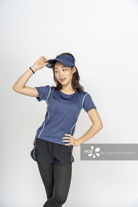 工作室拍摄的穿运动装的年轻女人图片素材