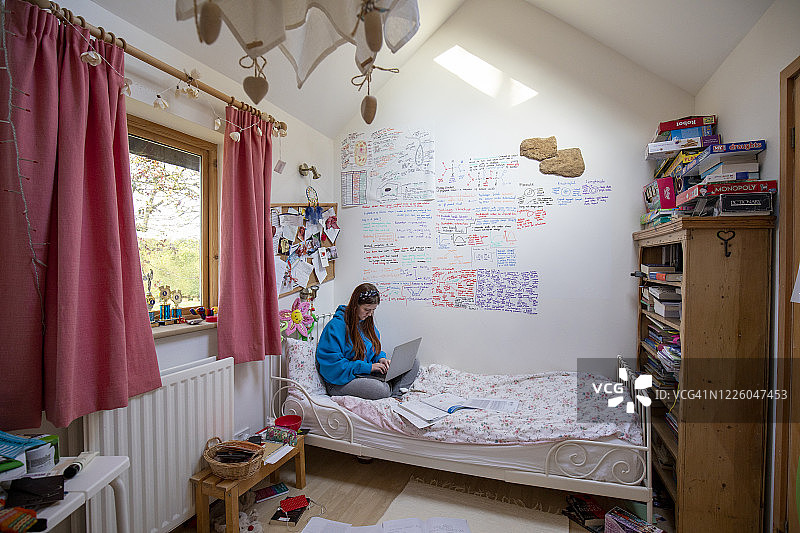 隔离期间的家庭作业图片素材