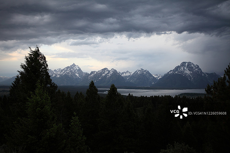 黄昏时分的杰克逊湖和落基山脉图片素材
