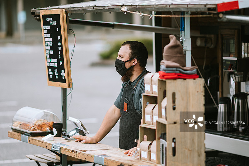 戴防护口罩的餐车老板图片素材