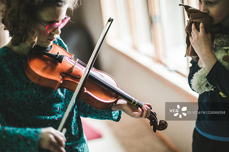 演奏中提琴的女孩图片素材