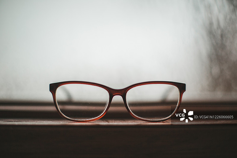 放在窗台上的酒杯图片素材