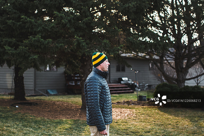 男人站在户外图片素材