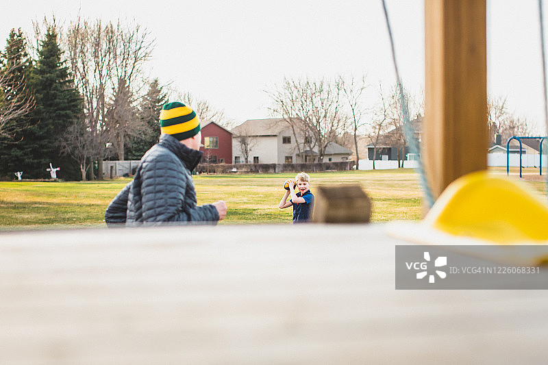 男孩和父亲玩接球游戏图片素材