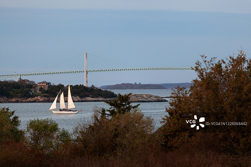 纽波特桥下的纳拉甘西特湾大型帆船图片素材