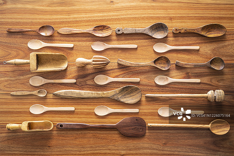 木制勺子和铲子在木头上的收藏图片素材