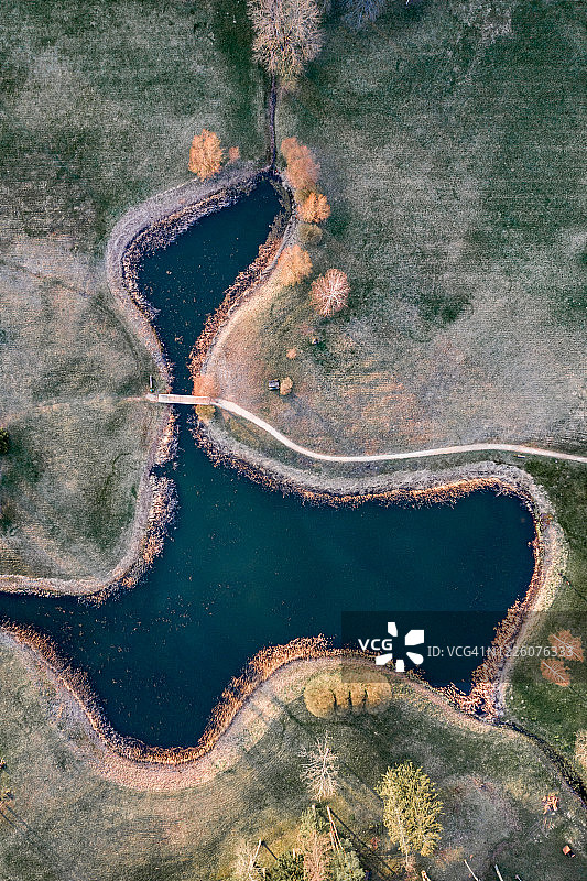 湖泊和带桥梁的道路的航拍俯视图图片素材