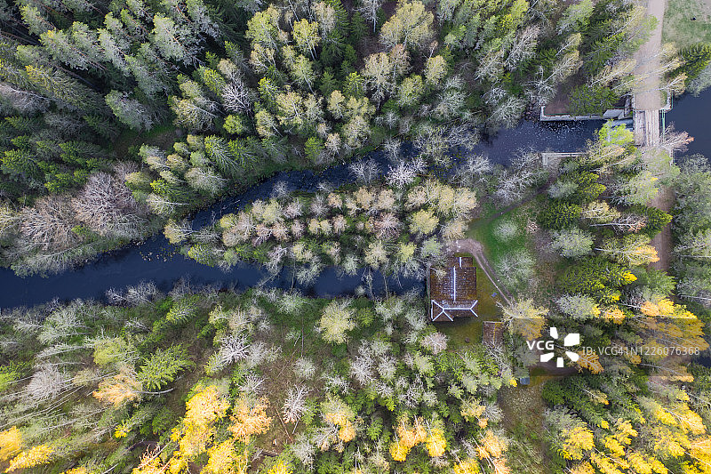 河流桥梁与建筑航拍俯视图图片素材