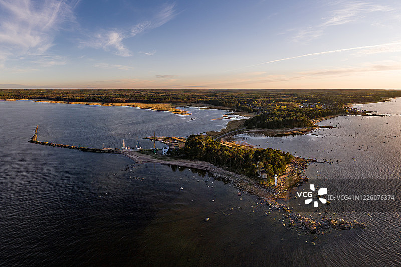 日落时白色灯塔和海港航拍照片图片素材