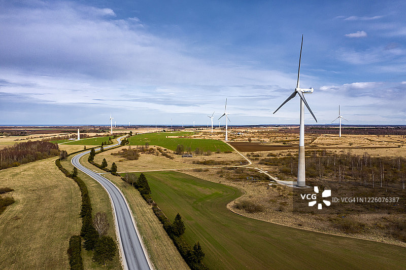 风力涡轮机、农田和道路的航拍图图片素材