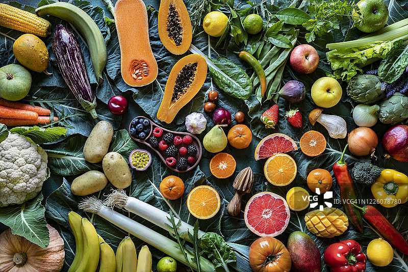 各种蔬菜和水果纯素食品的排列图片素材