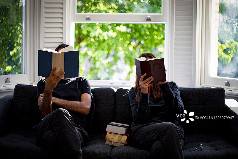 情侣在家中阅读图片素材