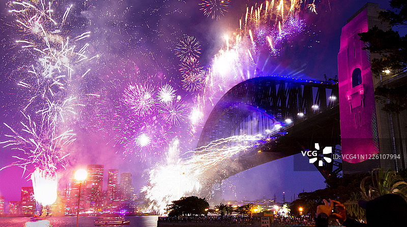 2020年悉尼海港大桥新年除夕烟花表演图片素材