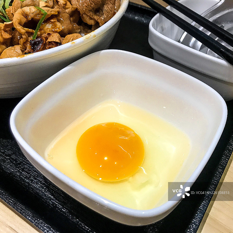 搭配牛肉盖饭的生鸡蛋图片素材