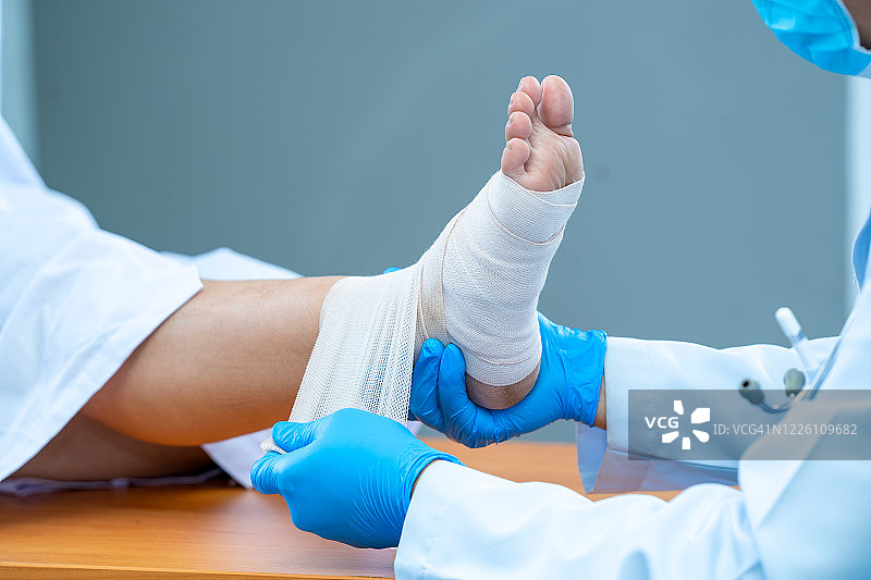 男骨科医生照片特写图片素材