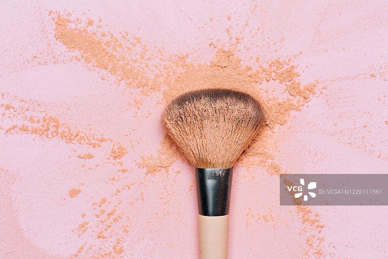 粉末飞溅的化妆刷，扁平风格图片素材