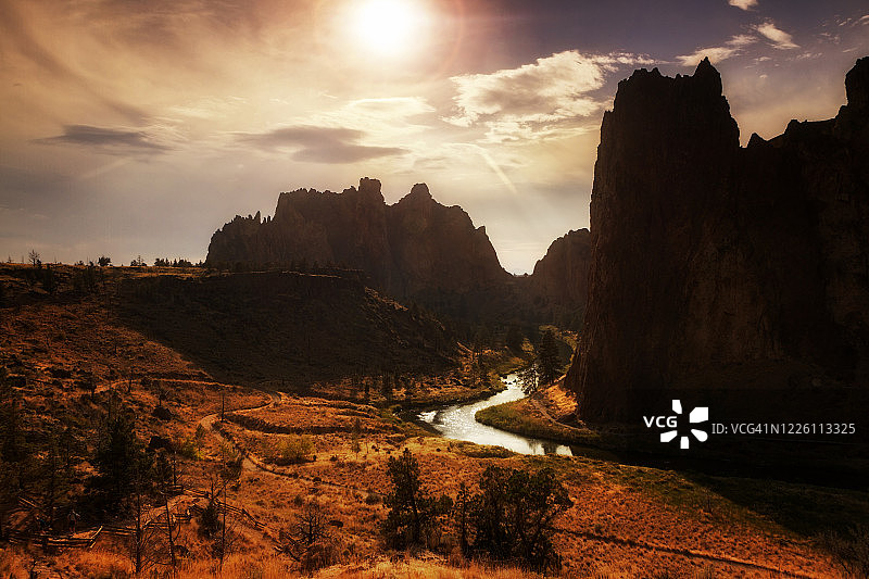 日落时分蜿蜒穿过史密斯岩州立公园的克鲁克德河的壮丽景色图片素材