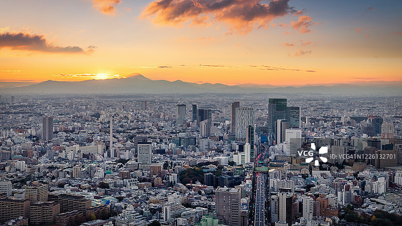 日本富士山东京城市日落全景图片素材