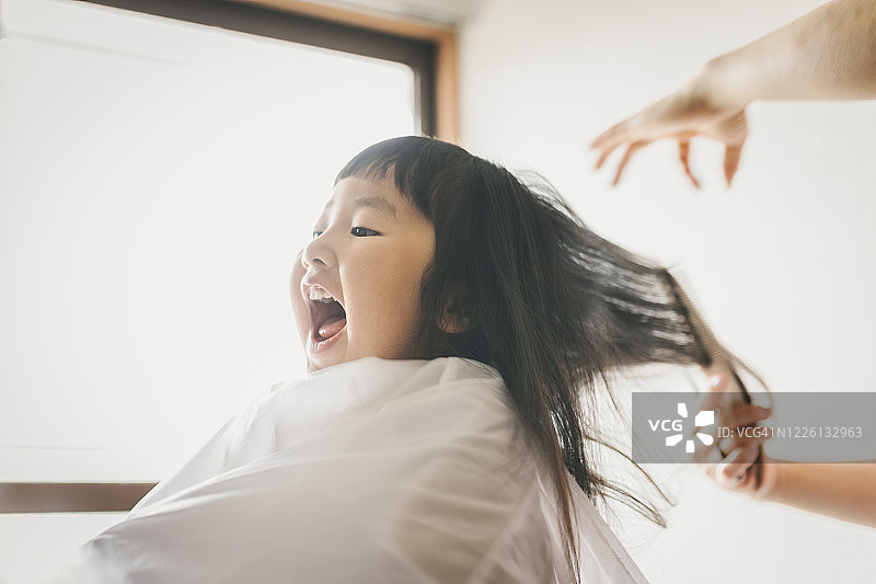 母亲在家为女儿理发图片素材