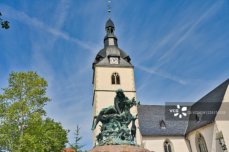 德国代特莫尔德的多诺普布伦嫩喷泉和福音改革教会图片素材