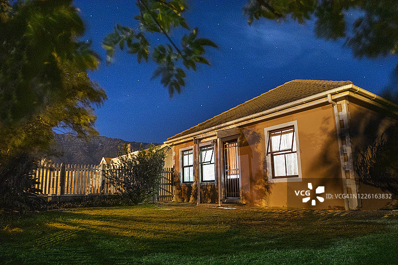 南非中产阶级住宅夜景图片素材