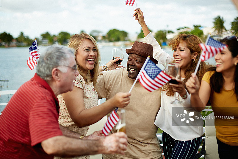 成熟和年长多民族庆祝美国节日图片素材