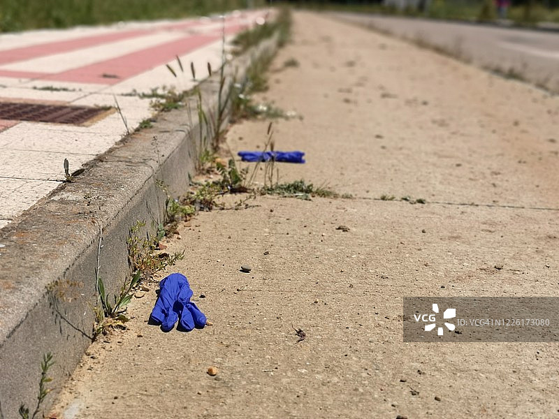 扔在地上的旧手套的细节图片素材