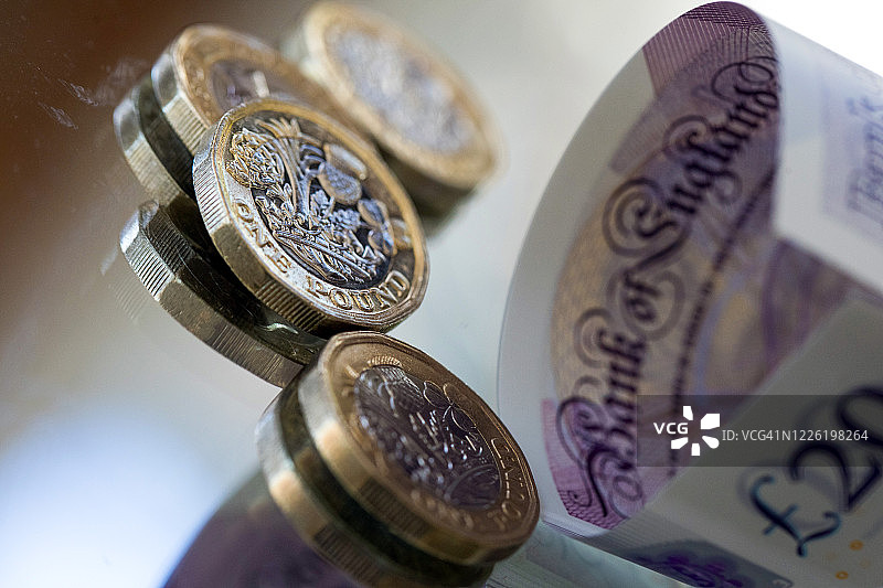 英镑硬币和20英镑纸币图片素材